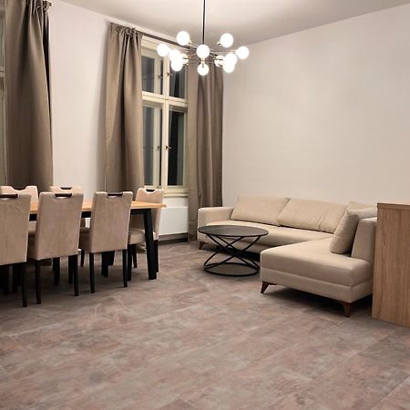 Pearl Bee Deluxe Suites เปิลเซน ภายนอก รูปภาพ