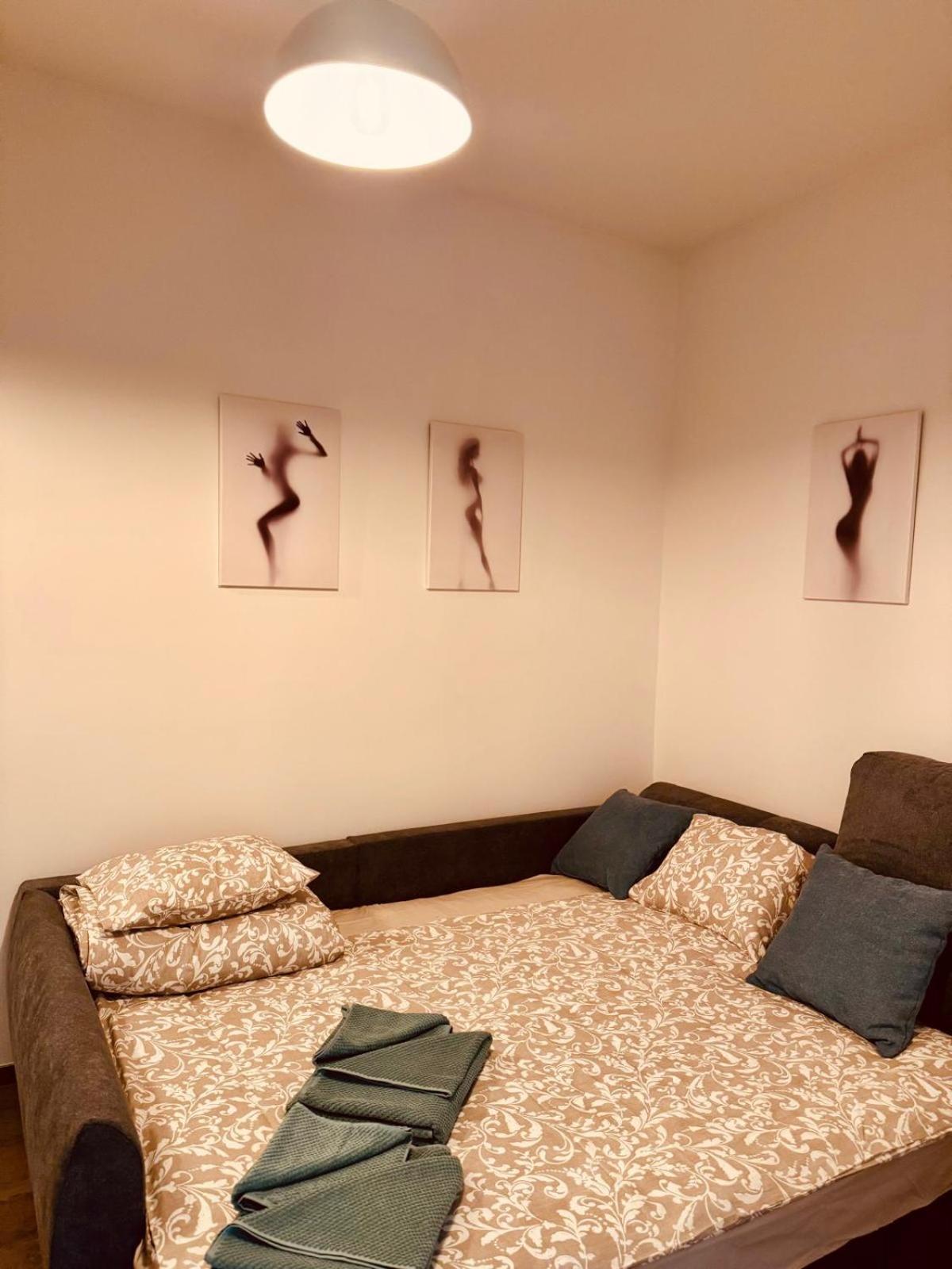 Pearl Bee Deluxe Suites เปิลเซน ภายนอก รูปภาพ