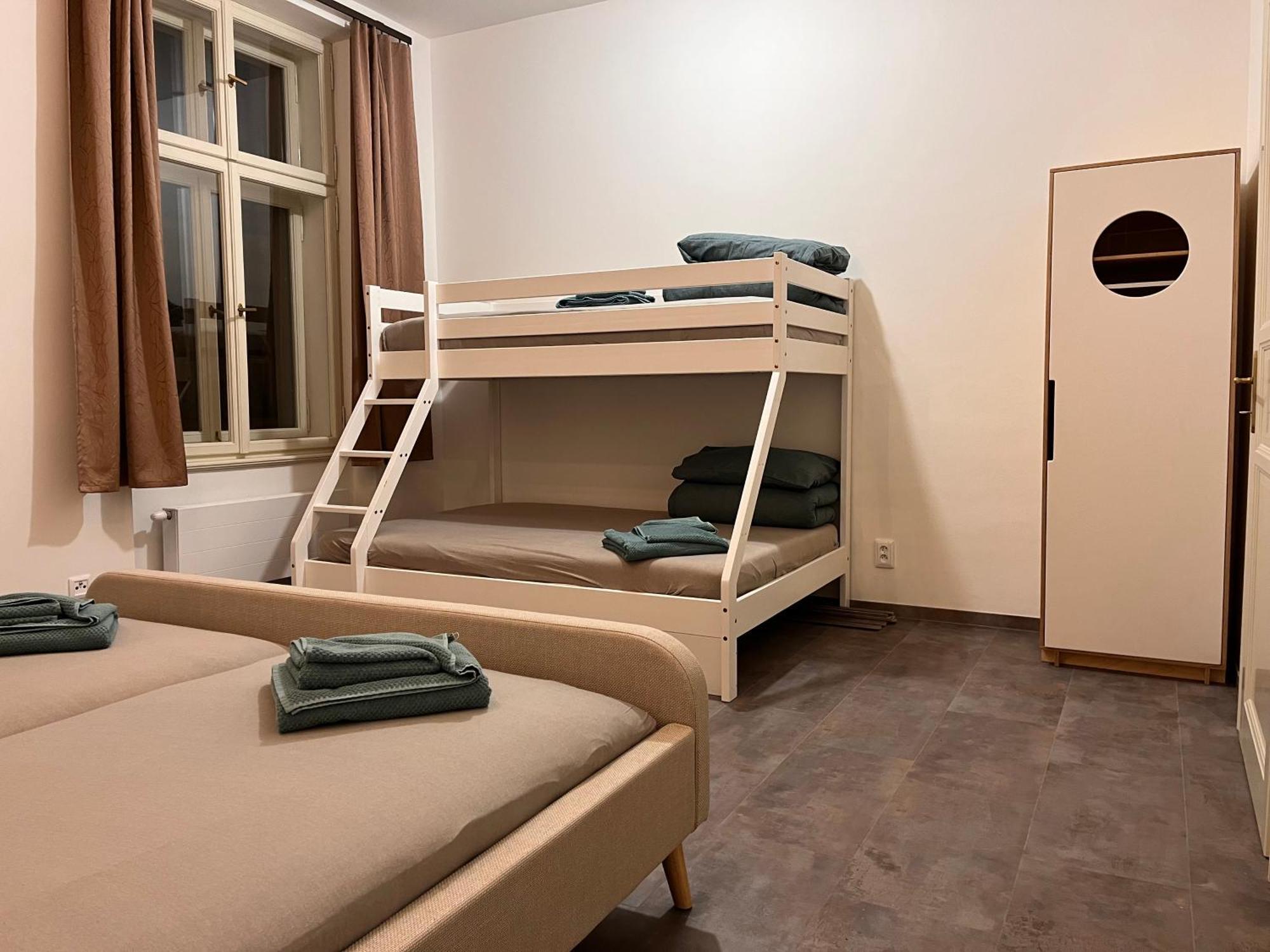 Pearl Bee Deluxe Suites เปิลเซน ภายนอก รูปภาพ
