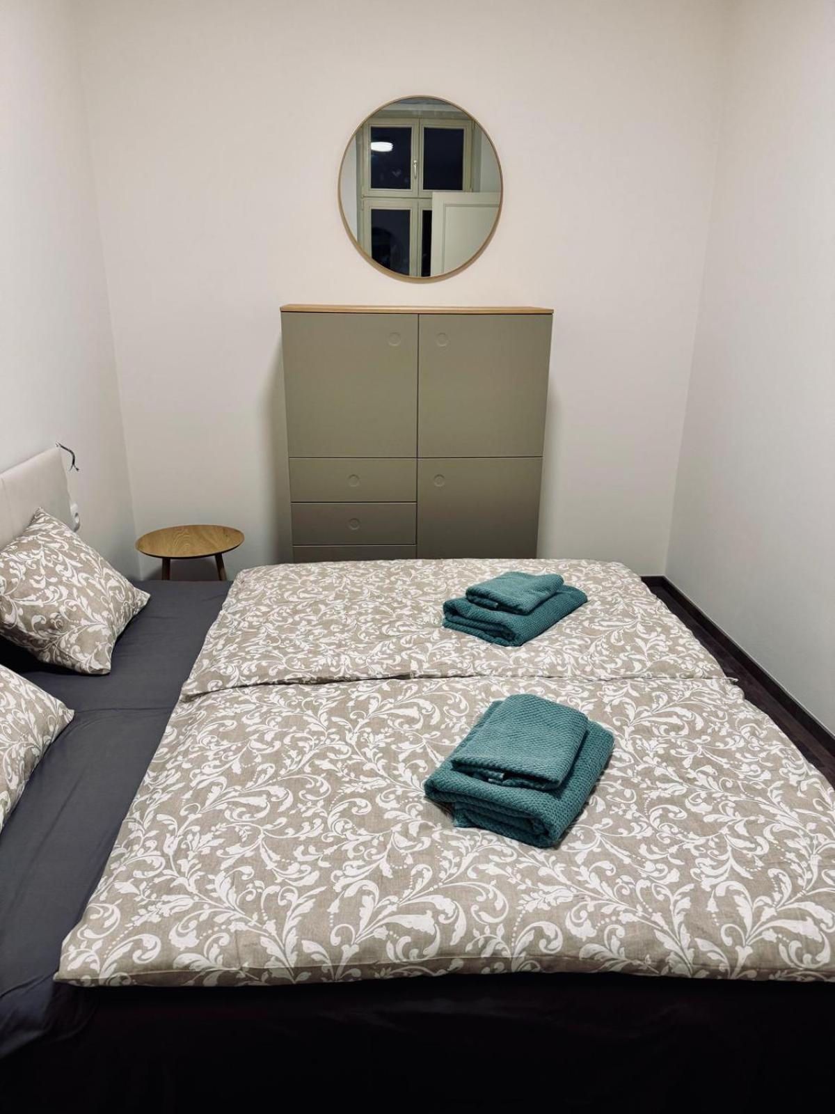 Pearl Bee Deluxe Suites เปิลเซน ภายนอก รูปภาพ