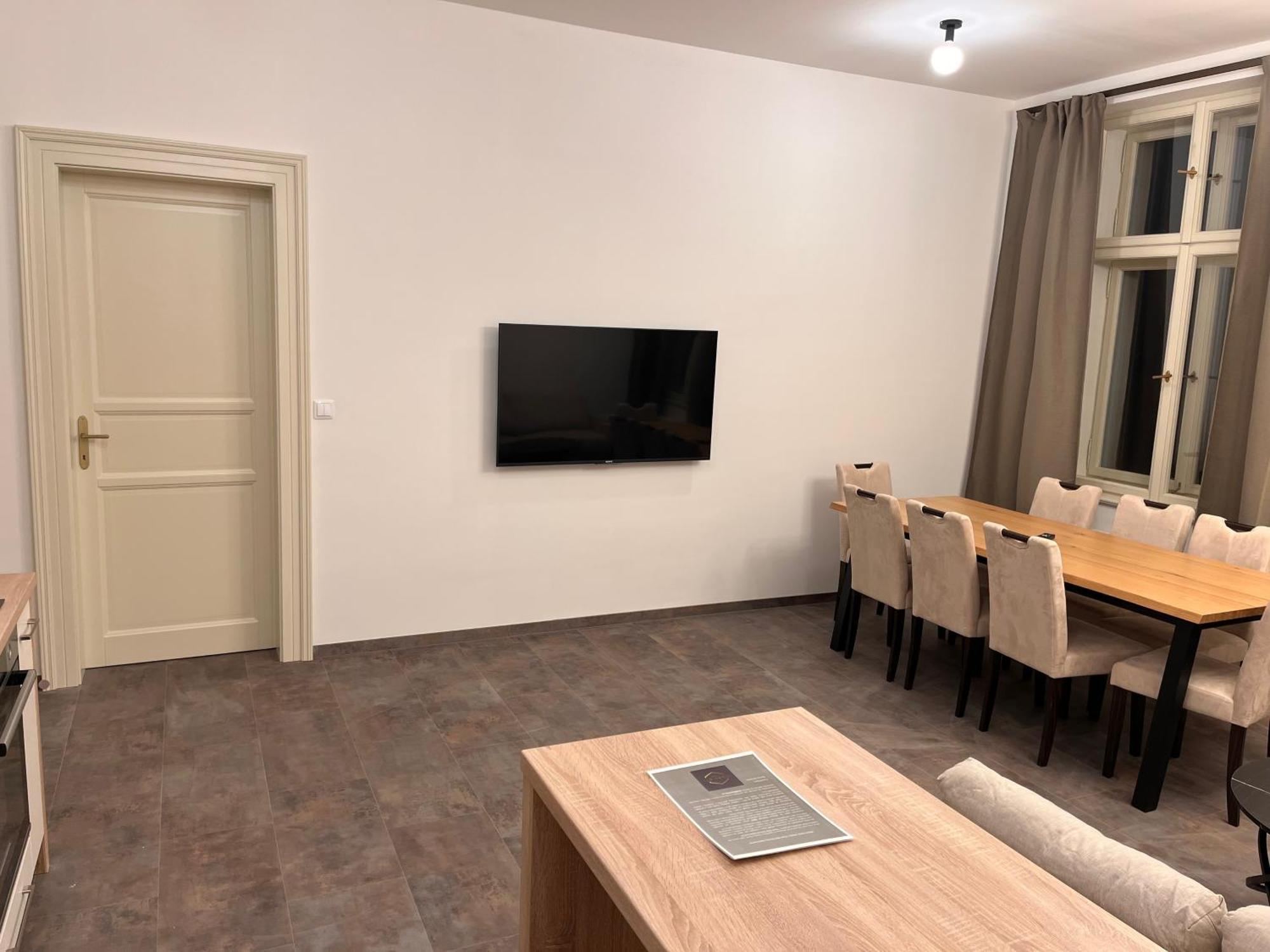 Pearl Bee Deluxe Suites เปิลเซน ภายนอก รูปภาพ